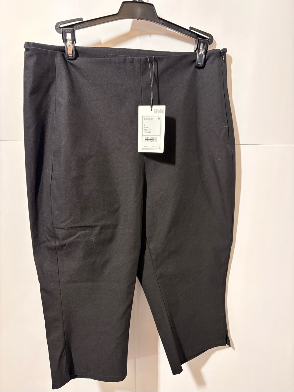 Theory Women’s-Black-Capris size 8. NWT